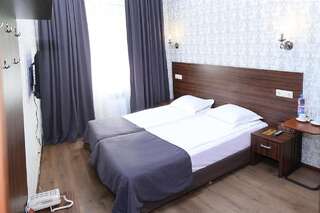 Отель Rabat Hotel Алматы Стандартный двухместный номер с 1 кроватью или 2 отдельными кроватями и балконом-1